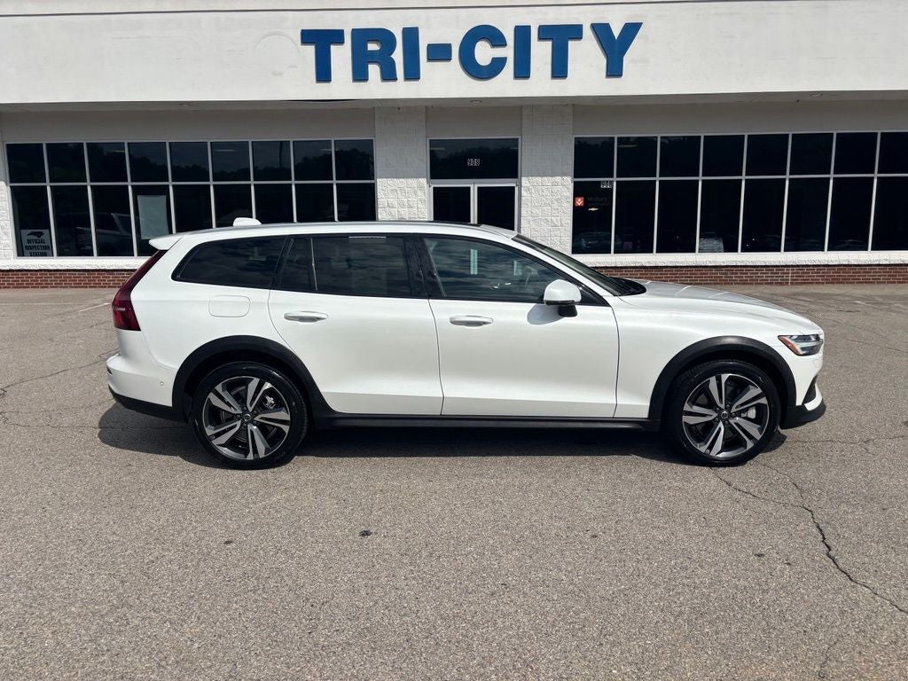 2025 Volvo V60 Cross Country B5 Plus